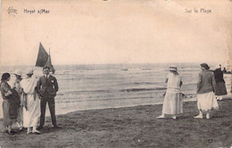 CPA Heyst Sur Mer - Sur La Plage - Homme En Costume Sur La Plage Avec Un Groupe De Femme - Heist