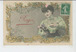 FEMMES - FRAU - LADY -  Jolie Carte Fantaisie Femme Et Fleurs PRENOM ROGER - Prénoms