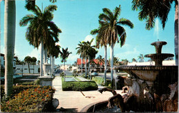 Florida Palm Beach Memorial Fountain And View Lookoing North Along South County Road 1970 - Palm Beach