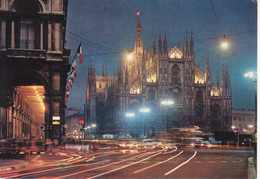 MILANO - PIAZZA DUOMO - NOTTURNO - INSEGNA METROPOLITANA E BANDIERE - AUTO D'EPOCA CARS VOITURES- VIAGGIATA 1987 - Milano (Milan)