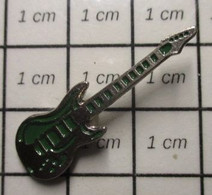 813b Pin's Pins / Beau Et Rare / THEME : MUSIQUE / GUITARE ELECTRIQUE Pour HEINEKEN - Musique