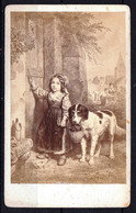 GRENIER 606 - PHOTO CDV - RETOUR DE L'ECOLE - FILLE AVEC CHIEN - GIRL WITH DOG COMING FROM SCHOOL - Antiche (ante 1900)