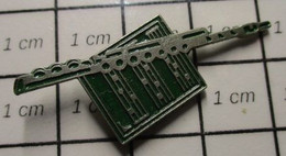 SP17 Pin's Pins / Beau Et Rare / THEME : MUSIQUE / FLUTE TRAVERSIERE ET PARTITION MUSICALE POUR HEINEKEN - Musique