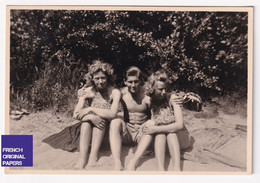 Photo 5,5x8,4cm 1940s Suède Femme Plage Maillot De Bain Bikini Homme Torse Nu Man Slip Sweden Swimsuit Snapshot A71-88 - Pin-up