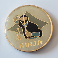 E131 Pin's NINJA Gris Arts Martiaux Sabre Achat Immédiat - Judo