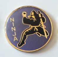 E142 Pin's NINJA Violet Arts Martiaux Sabre Achat Immédiat - Judo