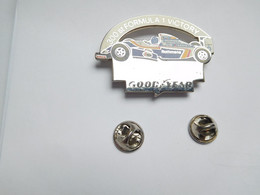 Superbe Pin's , Auto F1 Williams Renault , 300 St Formula 1 Victory , Tabac Rothmans , ELF , Goodyear - F1