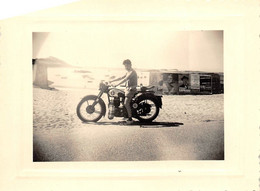 ¤¤  -  Cliché D'un Homme Sur 1 Moto Sur Une Plage  -  Motards  -  Voir Description   -  ¤¤ - Motorfietsen