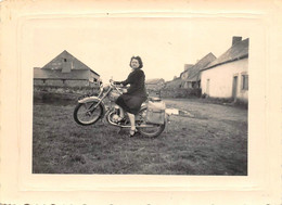 ¤¤  -  Cliché D'une Femme Sur 1 Moto Dans La Cour D'une Ferme   -  Motards  -  Voir Description   -  ¤¤ - Motorräder