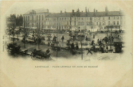 Lunéville * La Place Léopold Un Jour De Marché * Marchands Foire - Luneville