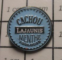 2217 Pin's Pins / Beau Et Rare / THEME : ALIMENTATION / CACHOU LAJAUNIE BOITE BLEUE MENTHE TOULOUSE - Alimentation