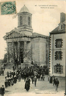 La Gacilly * La Place De L'église * La Sortie De La Messe - La Gacilly