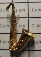 3519 Pin's Pins / Beau Et Rare / THEME : MUSIQUE / Comme Un Bijou SAXOPHONE METAL JAUNE EN RELIEF - Musique