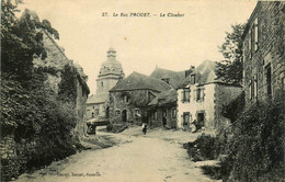 Le Faouet * Le Bas Du Village * Rue Et Vue Sur Le Clocher - Le Faouet