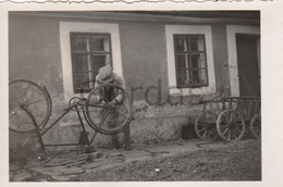Germany - Eisenberg - Bicycle Repairing - Photo - 60x80mm - Eisenberg