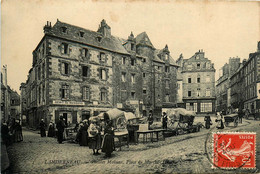 Landerneau * La Place Du Marché Et Les Vieilles Maisons * Débit De Boissons * Pâtisserie - Landerneau