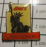 3519 Pin's Pins / Beau Et Rare / THEME : ALIMENTATION / CONFISERIE MARS SNACK PACK STATUE DE LA LIBERTE - Alimentation