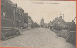 D59 - WORMHOUDT - RUE DE LA CITADELLE - Quelques Personnes - Calèches - Wormhout