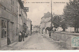 LES TROIS MOUTIERS. - La Grande-Rue - Les Trois Moutiers