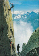 REF25.025 ESCALADE.DE MONTAGNE  HAUTE-ROUTE AU DESSUS DES NUAGES. - Climbing