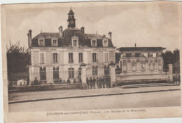 Dépt 89 - COURSON-LES-CARRIÈRES - Les Écoles Et Le Monument - Animée, Les écoliers Et L'instituteur - Courson-les-Carrières