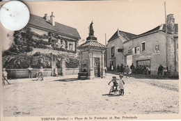 25 -Très Belle Carte Postale Ancienne De  TORPES     Place De La Fontaine Et Rue Principale - Otros Municipios