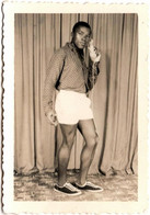 Photo Originale Gay & Playboy - Portrait D'un Jeune Camerounais De Douala Posant Avec Un Téléphone Filaire En 1967. - Anonymous Persons