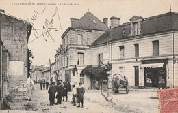 LES TROIS MOUTIERS. - La Grande-Rue . Carte Très RARE - Les Trois Moutiers