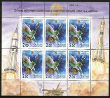 Russland/Russia 2000 Mi.811 Weltraum Sojus+Apollo KB / Sc.6583a M/S Space Minisheet **/MNH - Blocks & Sheetlets & Panes