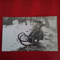 CARTE PHOTO BONHOMME DE NEIGE ENFANT AVEC LUGE PHOTOGRAPHE LEOP ZECHEL - To Identify