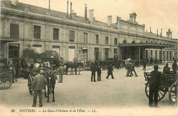 Poitiers * Parvis De La Gare D'orléans Et De L'état * Attelage Diligence - Poitiers