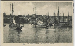 DOUARNENEZ   THONNIERS DANS LE PORT - Douarnenez