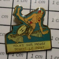 812b Pin's Pins / Beau Et Rare / THEME : SPORTS / NATATION CYCLISME VELO FOLIES SUR MEUSE DEVANT LE PONT - Zwemmen