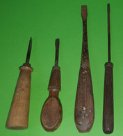 Lot 4 Anciens Petits OUTILS Spécial - TOURNEVIS - Acier Et Bois - Etat D'usage "dans Leur Jus" - Vers 1900 1940 - Autres & Non Classés