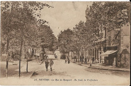 58   Nevers  - La Rue Du Rempart , Au Fond La Prefecture - Nevers