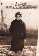 Old Real Original Photo - Young Woman Posing In The Open - 1960 - Ca. 8.5x6 Cm - Personas Anónimos