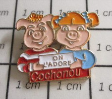 1718A Pin's Pins / Beau Et Rare / THEME : ALIMENTATION / COUPLE DE COCHONS COCHONOU ON L'ADORE CHARCUTERIE SAUCISSON - Alimentation