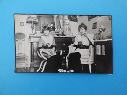 PHOTO ALBUMINEE - PARIS 117 RUE COULAINCOURT - EVA ET MARCELLE LAUNAY - JUILLET 1914 - Lieux