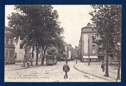 57. Thionville. Place De La République Et Rue De Paris. Tramway Et Passants. 1935 - Thionville