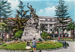 ACIREALE - CATANIA - PIAZZA GARIBALDI - COPPIA DI BAMBINI CHE GUARDANO IL MONUMENTO - 1963 - Acireale