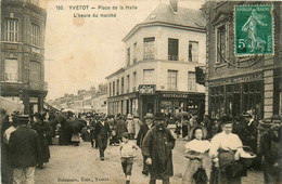 Yvetot * La Place De La Halle * L'heure Du Marché * Marchands Foire * Magasin AU PRINTEMPS - Yvetot