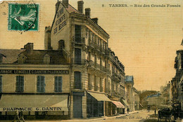 Tarbes * La Rue Des Grands Fossés * Pharmacie DANTIN * Tailleur * Cpa Toilée Colorisée - Tarbes