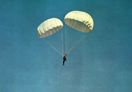 10125   PARACHUTISME La Descente En Parachute Ouverture Du Ventral   (recto-verso) Avion  Armée Française Militaria - Paracaidismo