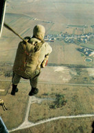 10126   PARACHUTISME  Parachute La Sortie    (recto-verso) Avion  Armée Française Militaria - Parachutting