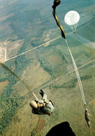 10128   PARACHUTISME  Parachute Saut  Largage    (recto-verso) Avion  Armée Française Militaria - Parachutting