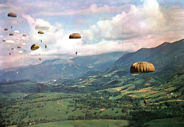 10129   PARACHUTISME  Parachutes Dans Le Ciel Largage     (recto-verso) Avion  Armée Française Militaria - Fallschirmspringen