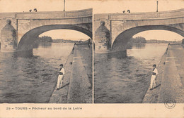 CPA 37 TOURS PECHEUR AU BORD DE LA LOIRE (cliché Rare - Tours