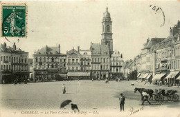 Cambrai * La Place D'armes Et Le Beffroi * Commerces Magasins - Cambrai