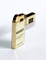 ANCIEN BRIQUET - KENT  DELUXE LENGTH - KOCROWN GL - PUBLICITAIRE VINTAGE LIGHTER             (2304.3) - Autres & Non Classés