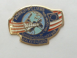 Pin's NAVETTE AMERICAINE  - DISCOVERY  - SIGNE S16 - Space